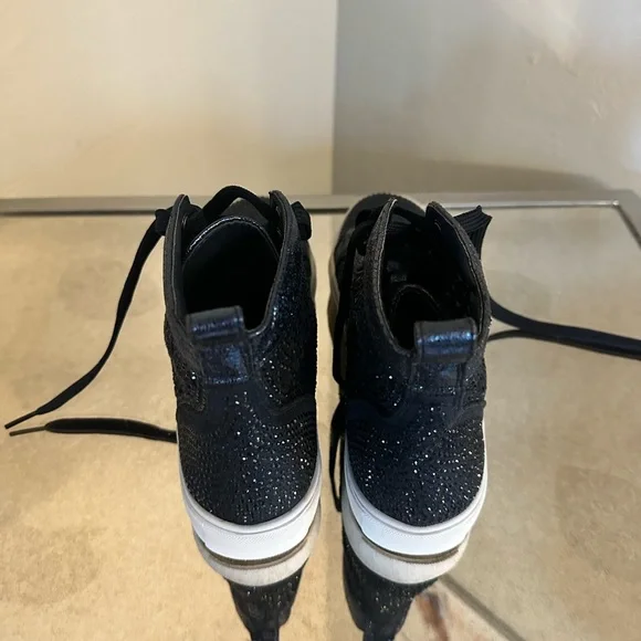 Women’s Sneaker - Picture 3 of 5